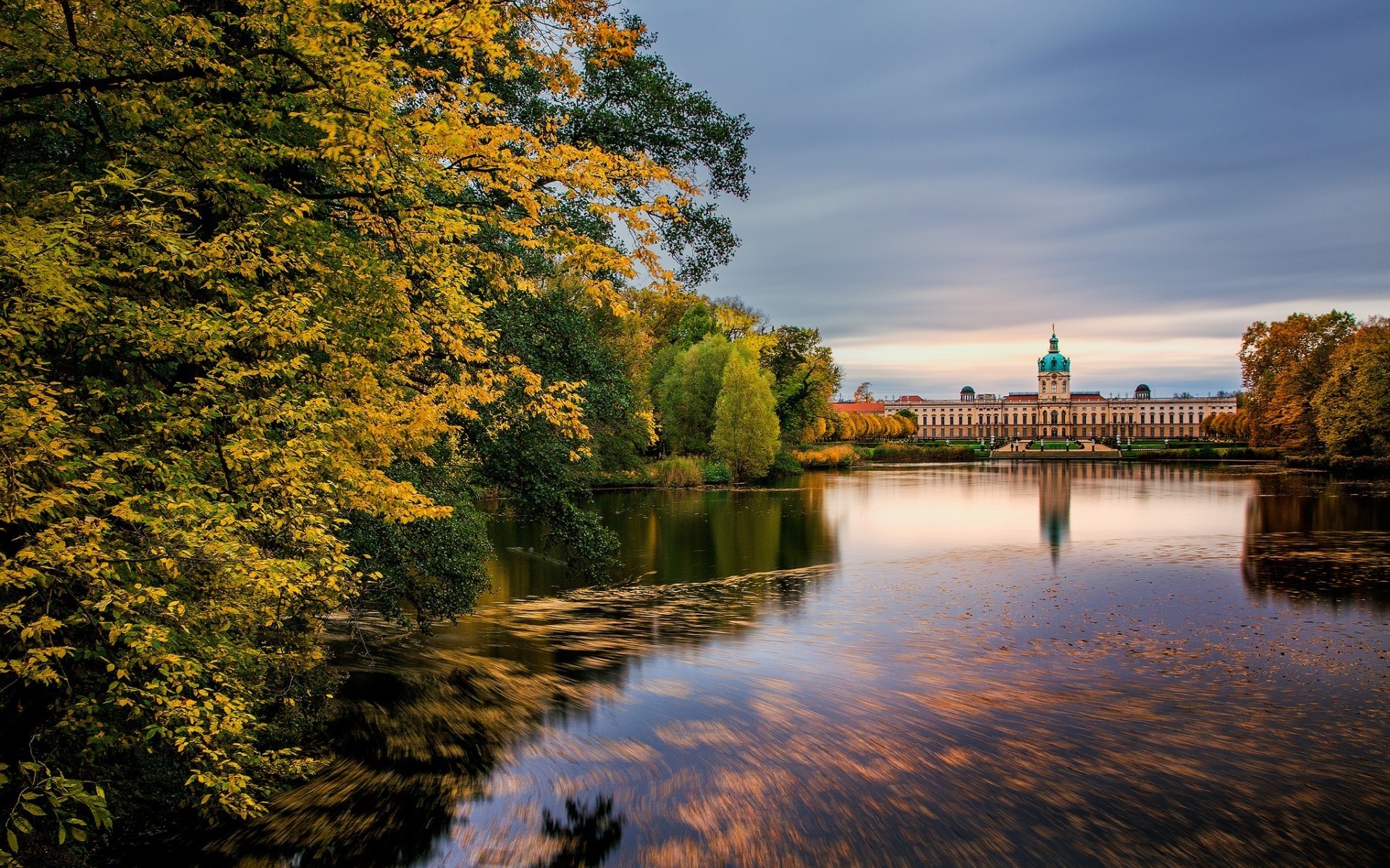 almanya su ağaç göl nehir sonbahar açık havada doğa yansıma manzara şafak yaprak park seyahat ahşap akşam günbatımı havuz gökyüzü charlottenburg kalesi berlin castel