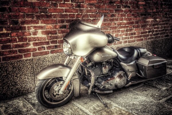 Harley Davidson. Foto Vintage contra fondo de pared de ladrillo