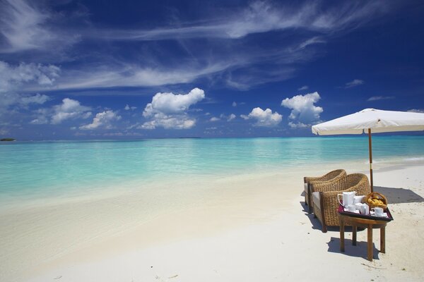 Plage blanche comme neige et mer bleue