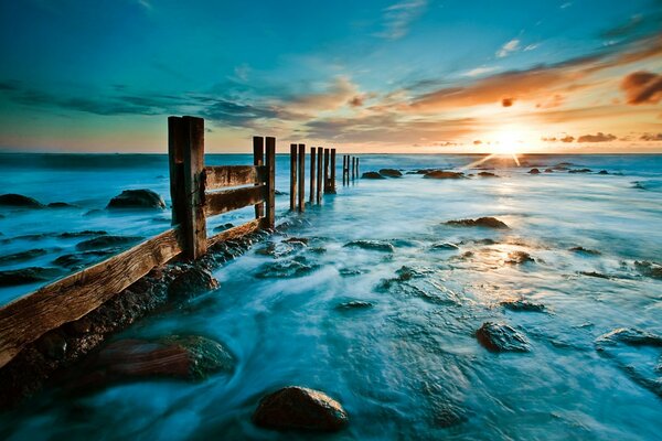 Schöner Sonnenuntergang am Meer