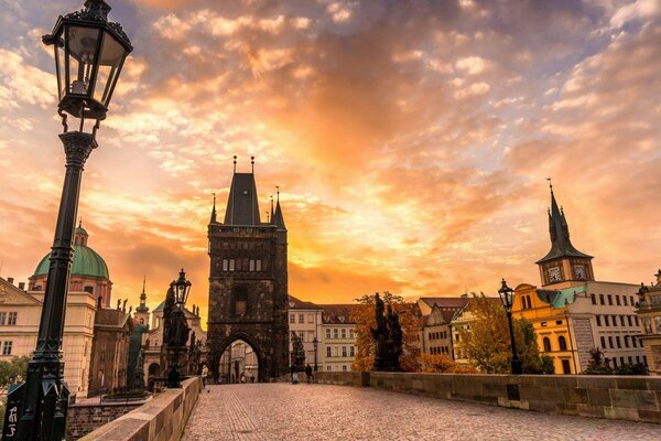 Sonnenuntergang im Hintergrund der Stadt