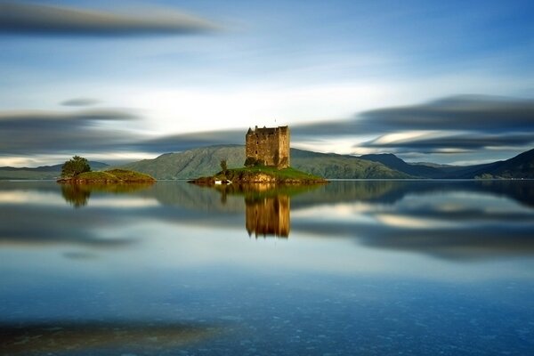 Reflexo do antigo castelo no lago