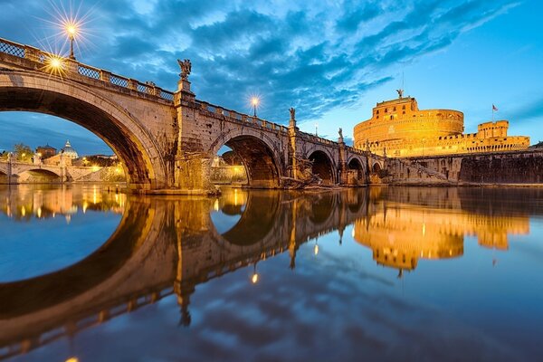 Ponte sulla baia. Paesaggio urbano serale