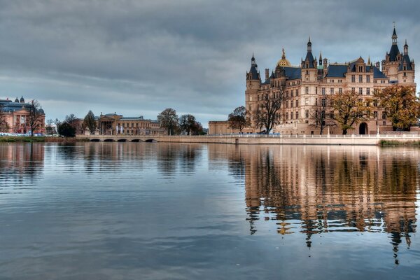 Bellissimi edifici della Germania sulla riva del fiume