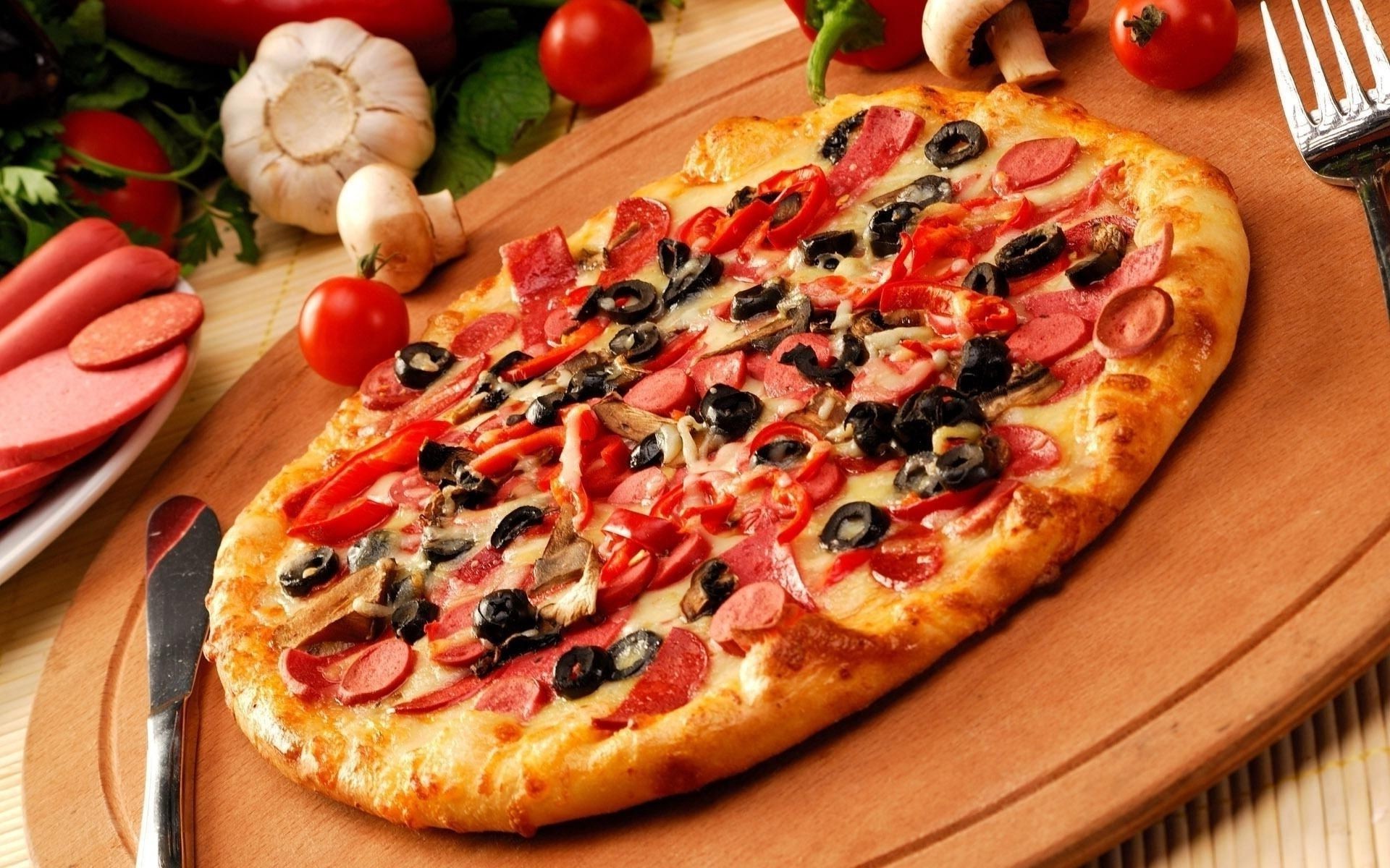 pizza peynir biberli kabuklar hamur işleri mozzarella salam domates hızlı yemek ferahlatıcı dilim mantar jambon pasta yüce gıda sos öğle yemeği şekerleme