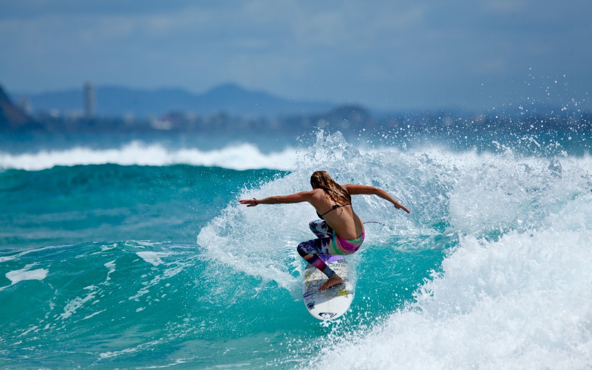 surfing surf akcja plaża morze ocean relaks woda przyjemność sporty wodne rekreacja fale krajobraz