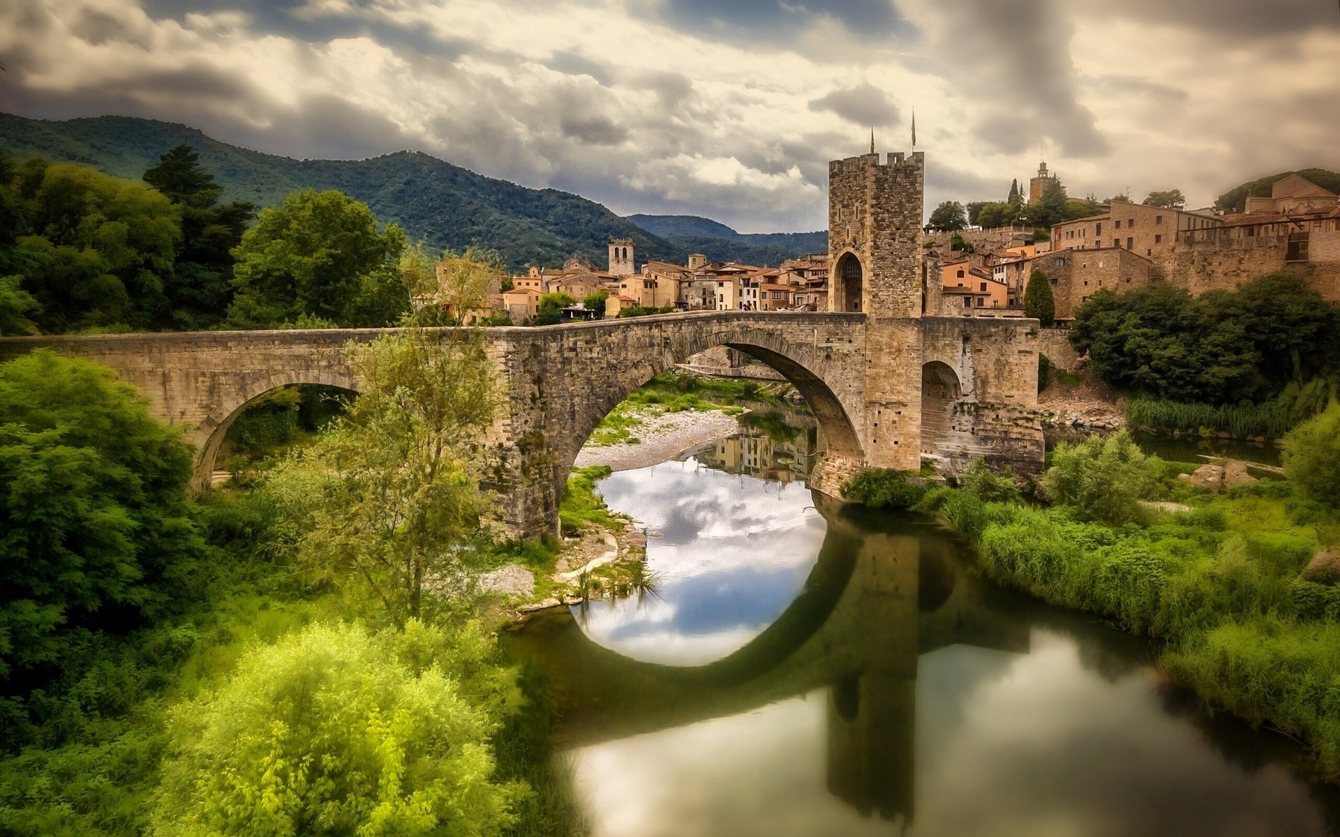 españa arquitectura viajes puente castillo río agua gótico antiguo viejo paisaje cielo al aire libre casa ciudad árbol piedra torre puente de besalú cataluña