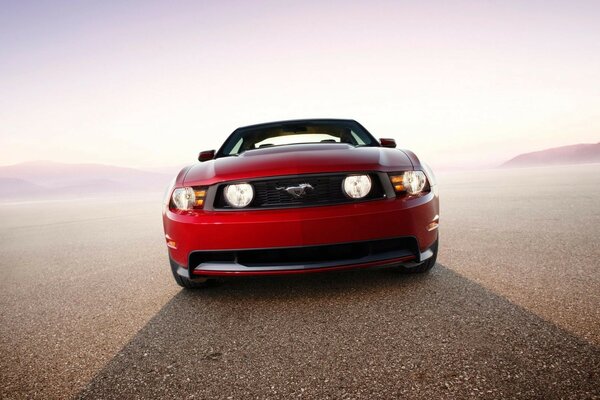 Auto sportiva rossa nel deserto