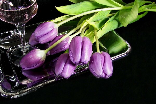 Buquê de tulipas lilás e copo de vinho