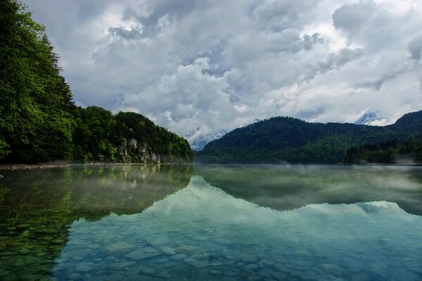 Lac de rivière dans une journée nuageuse