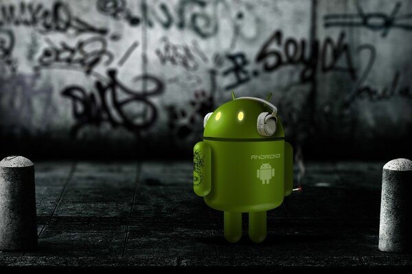 Android en auriculares con graffiti detrás de la espalda