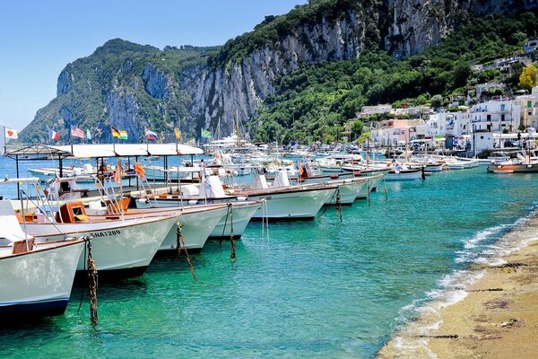 Italie 6 bateaux près de la côte