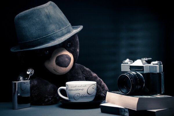 Oso de juguete con sombrero y taza de café