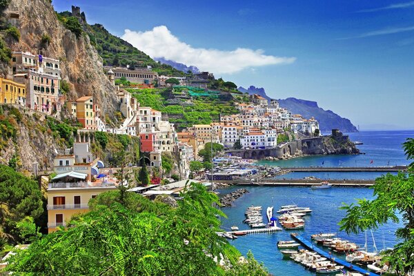 Quai des yachts dans la baie d Italie