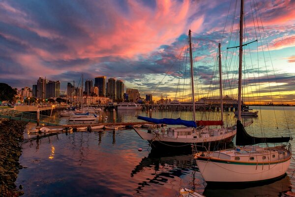 Puesta de sol en la costa de la metrópoli en América