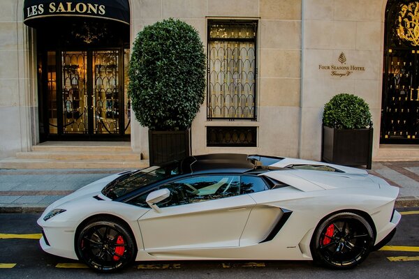 Stadtbild mit Lamborghini im Vordergrund