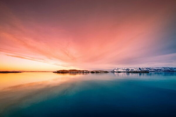 Puesta de sol junto al lago en tonos iridiscentes