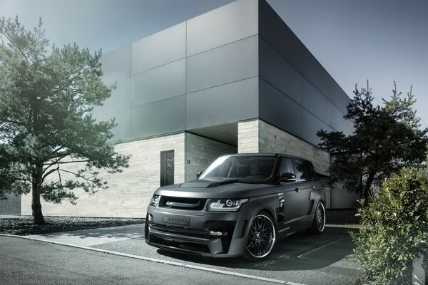 Range rover dans un bâtiment moderne