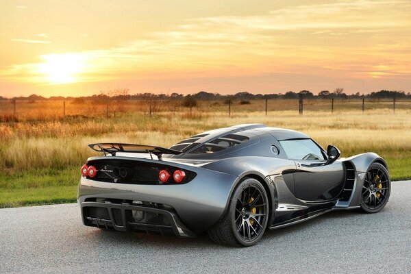 Coche de carreras rápido al amanecer