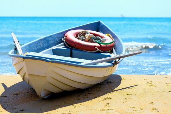 Paesaggio mare sabbia e barca