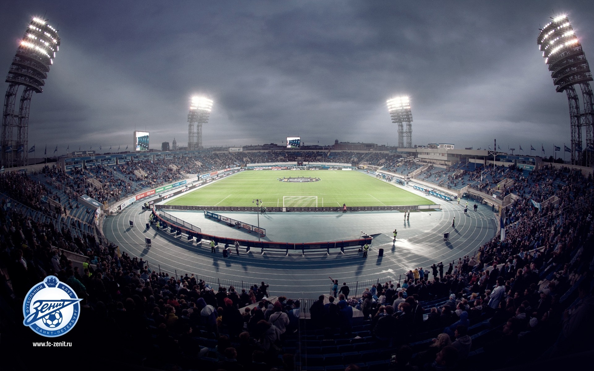 futebol competição estádio muitos fã de esportes multidão ao ar livre carro viagens futebol cidade grupo lazer atleta espectador lugar noite grama verde fãs