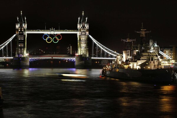 Anelli olimpici sullo sfondo del ponte