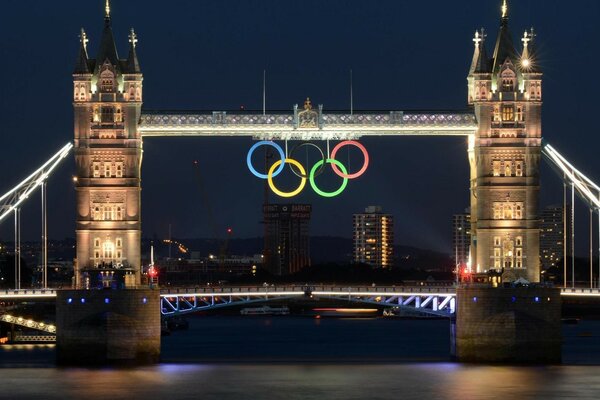 Simbolo dei Giochi Olimpici sulla riva del fiume