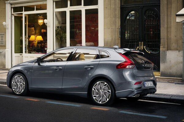 Volvo estacionado pacificamente com um dente cinzento à espera do motorista