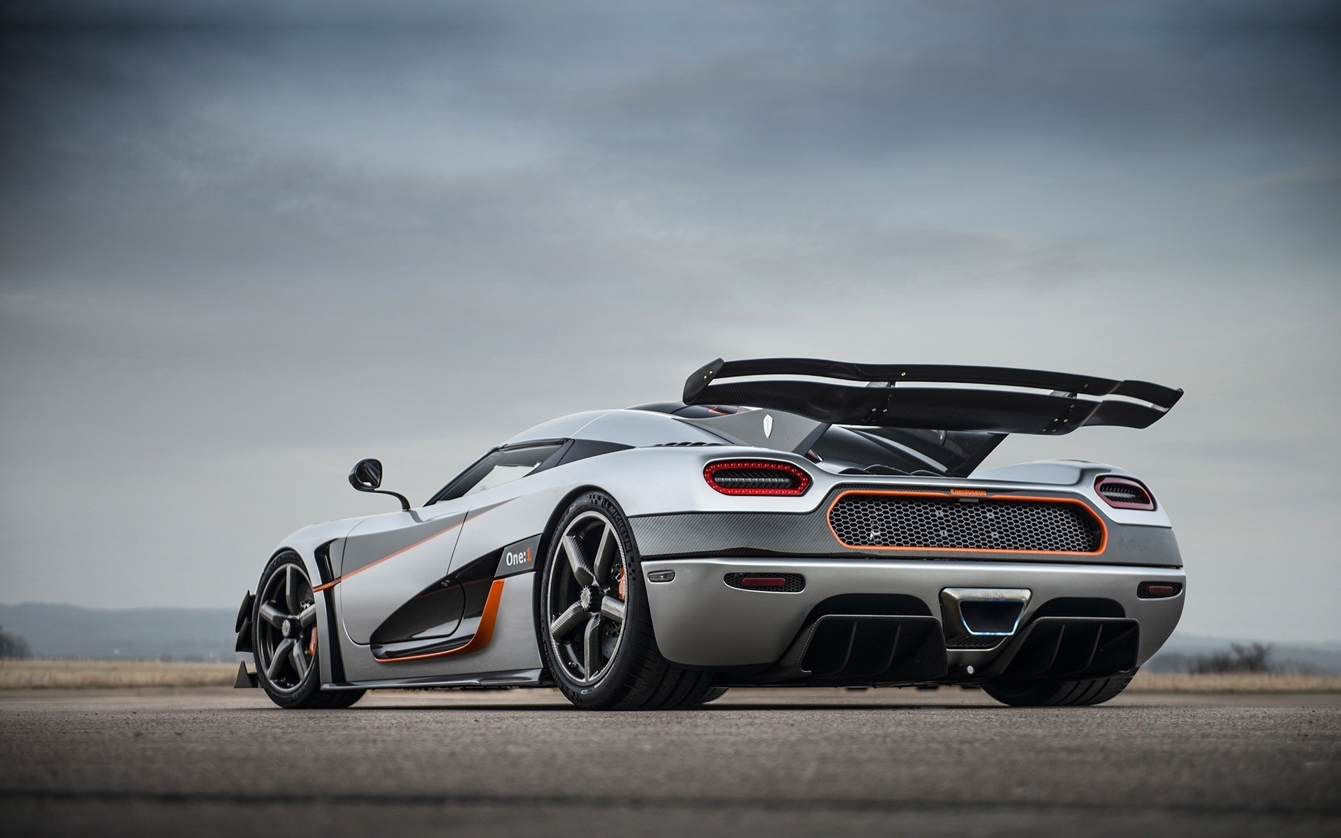 koenigsegg auto auto corsa ruote correre veloce sistema di trasporto guidare pista concorso campionato auto sportive muscle car