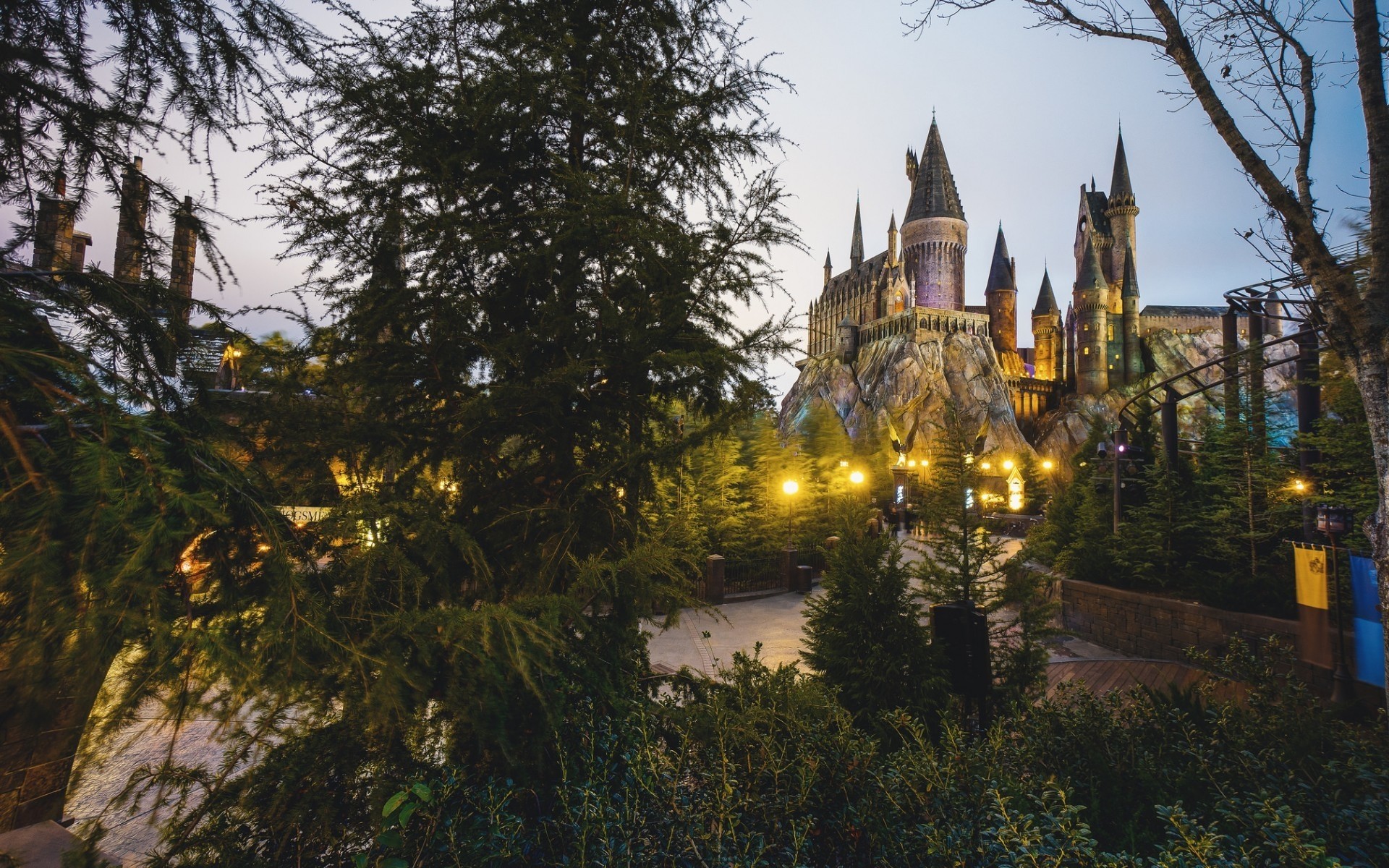 películas árbol arquitectura viajes casa ciudad invierno navidad religión noche luz cielo al aire libre iglesia crepúsculo harry potter