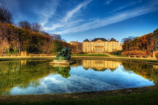 Ancien château dans le reflet du lac