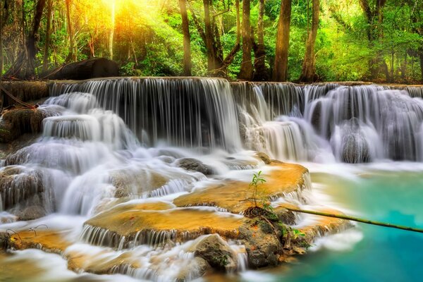 Cascata nel sole del mattino