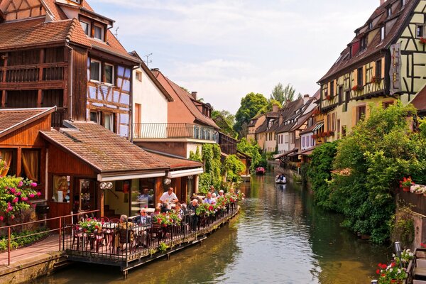 Fiume in Francia in mezzo alla strada, strada fiorita