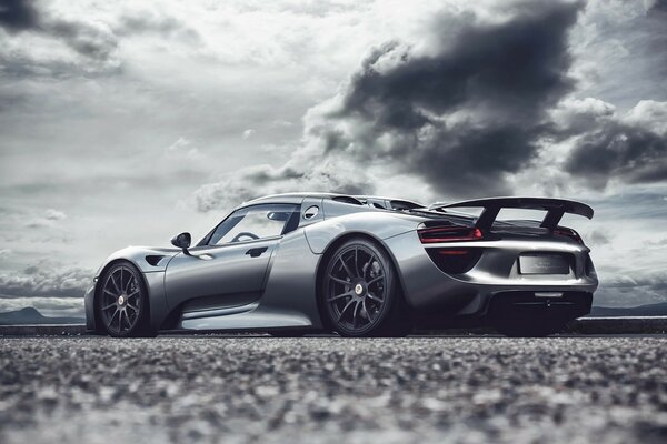 Voiture Porsche rapide argentée