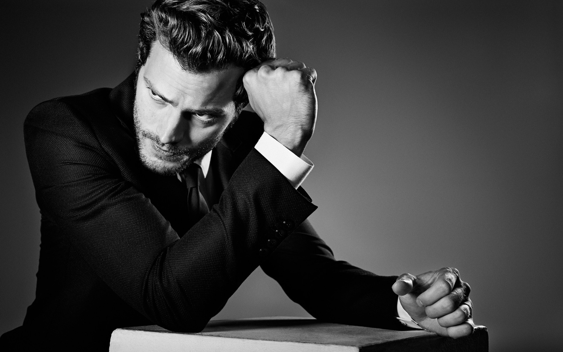 hommes portrait homme unique adulte monochrome concentration expression faciale porter entreprise table jamie dornan acteur