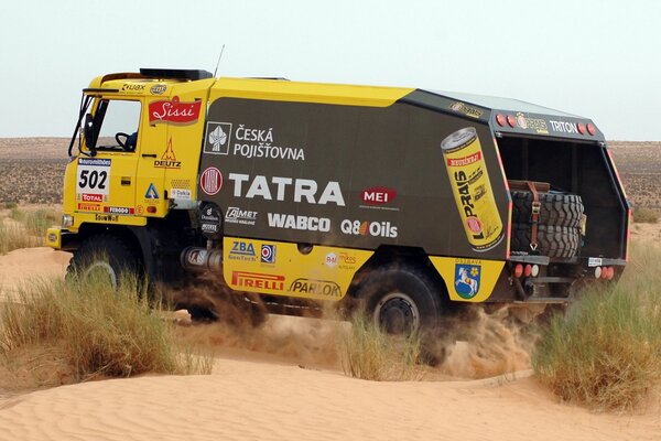 Rally su un terreno accidentato sulla sabbia