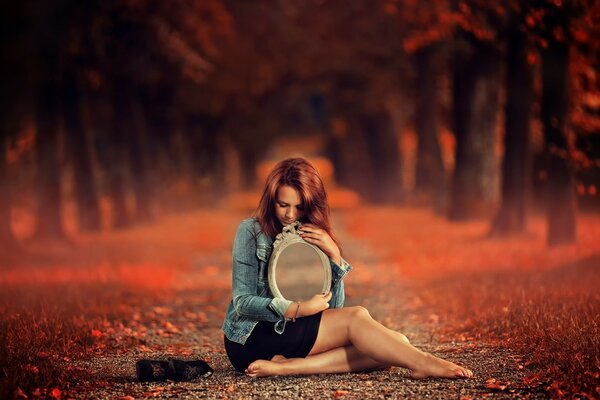 Una chica en el bosque de otoño