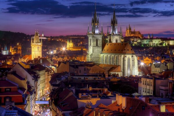 Stadt am Abend mit nachdenklicher Architektur