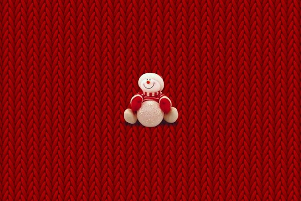 Boneco de neve de pelúcia em fundo de vime vermelho