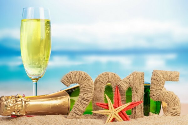 Immagine del 2015. Spiaggia, champagne e mare