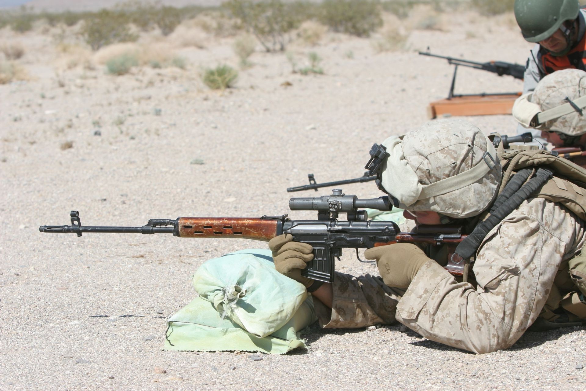 forças especiais soldado arma militar rifle arma guerra exército batalha metralhadora munição camuflagem homem uniforme combate sniper segurança ataque força