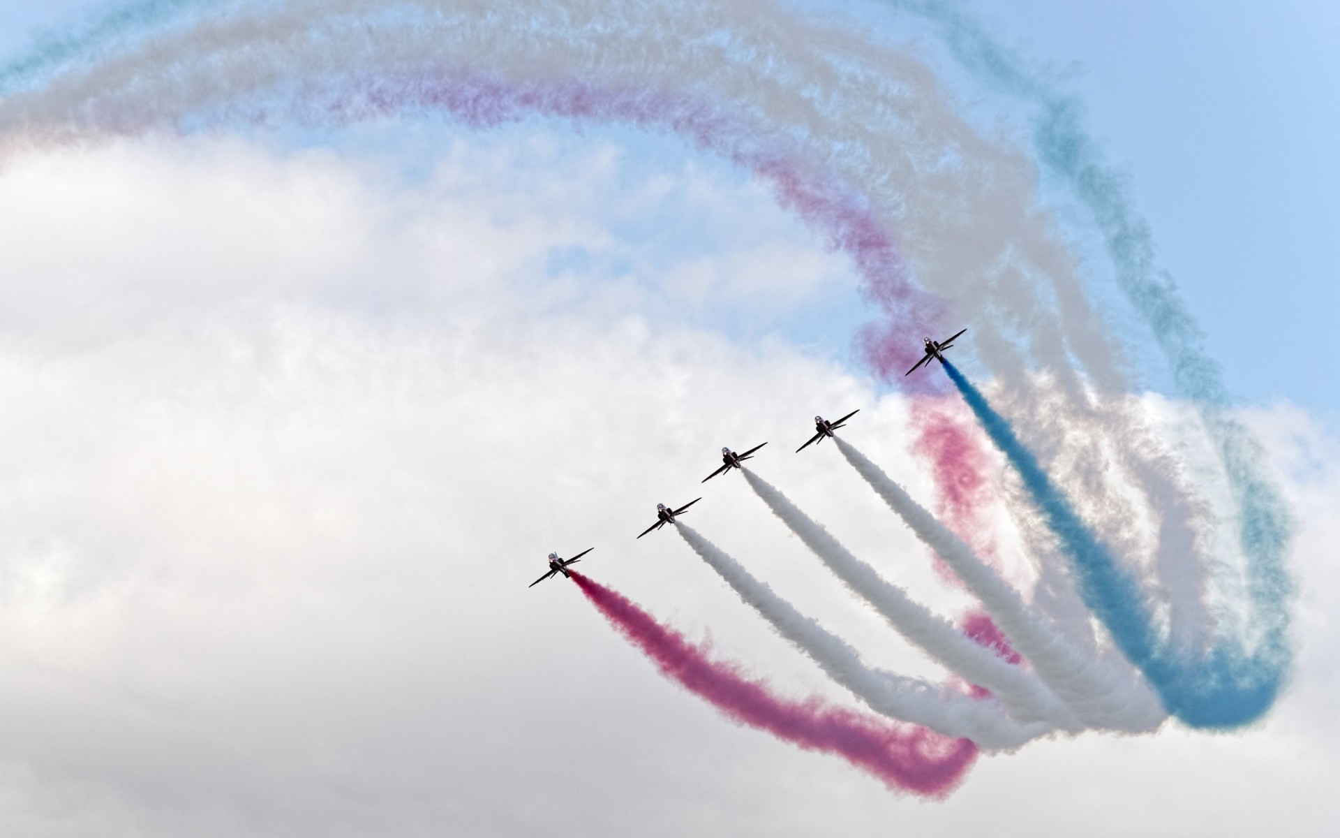 самолет самолет небо воздуха рейс самолет летать на открытом воздухе военные дым дневной свет геологическое образование погода самолеты