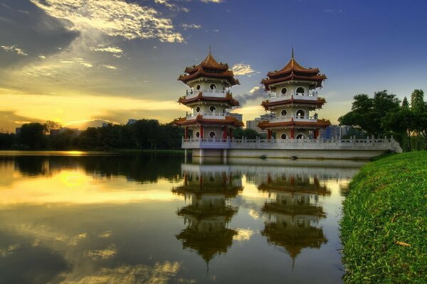 Riflessione dell edificio nel lago al tramonto