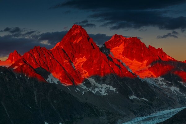 Tramonto rosso fuoco in montagna