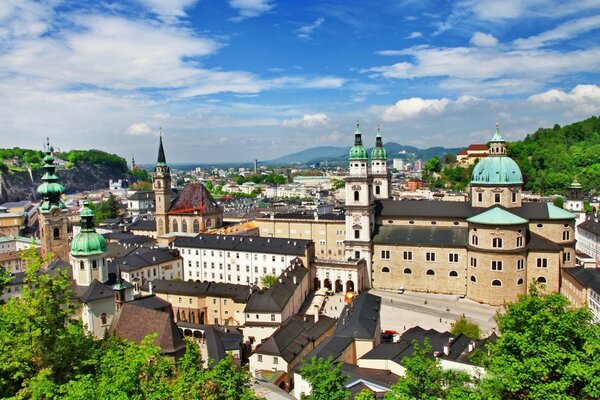 Città pulita con torri in montagna