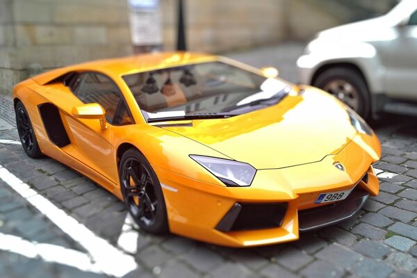 Voiture de sport jaune