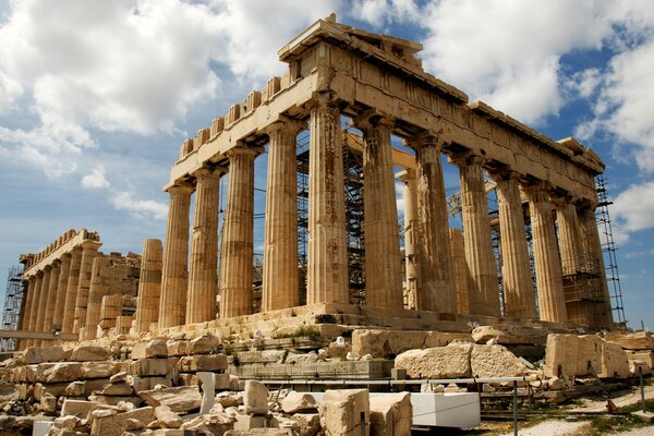 Voyage dans un ancien temple en Grèce