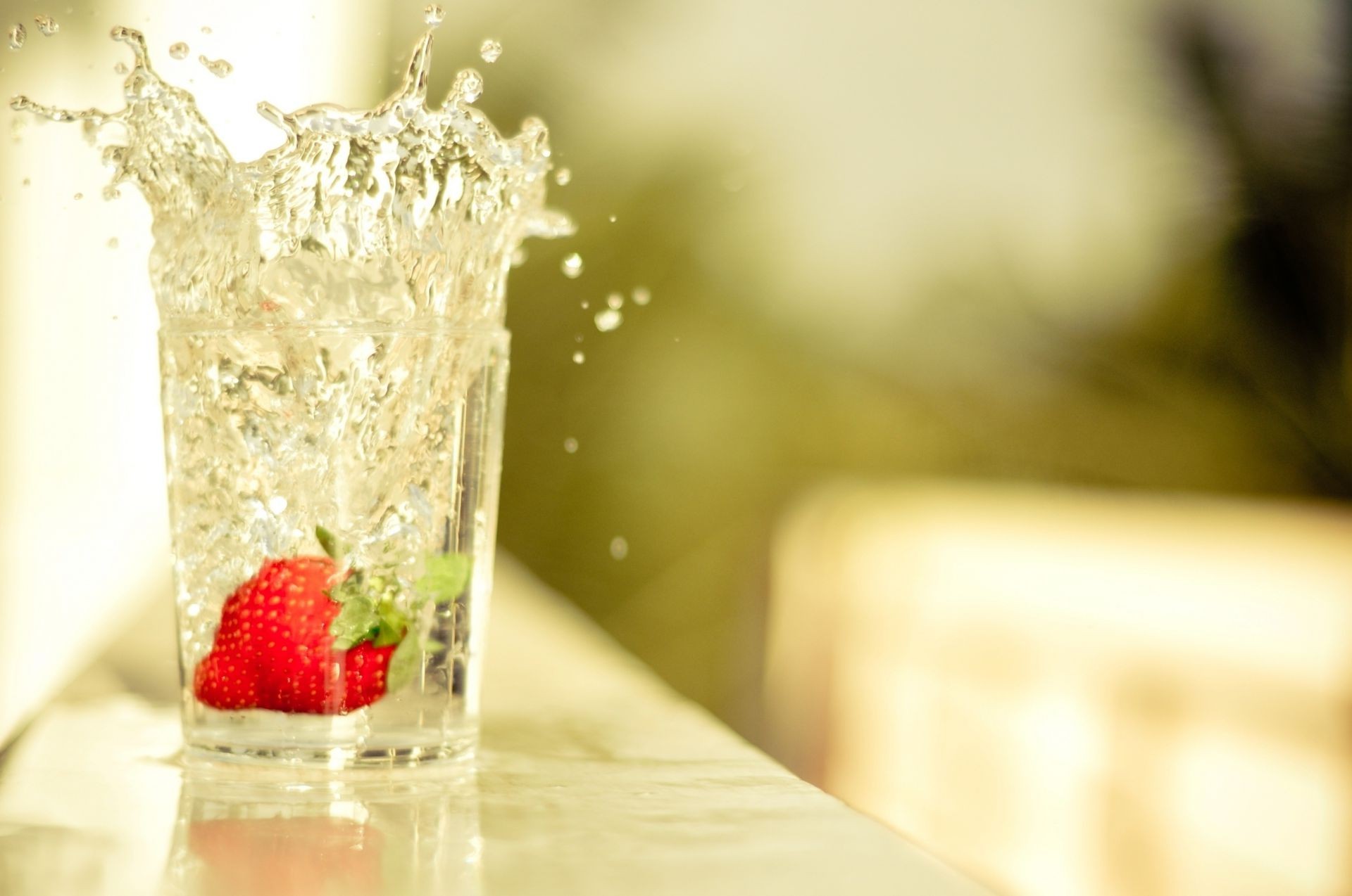 nourriture et boissons verre glace fruits alimentaire boire froid eau flou rafraîchissement doux fraise humide