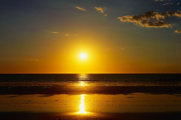 Sonnenuntergang auf der Wasseroberfläche