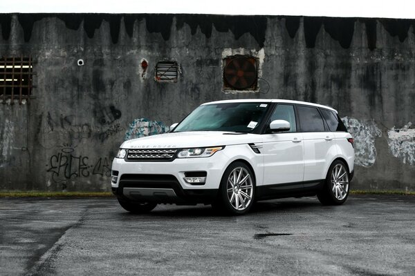 Range rover sur fond de mur avec graffiti